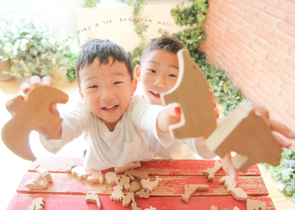 ファミリー　家族写真　兄妹　おもちゃ　フォトスタジオ　ハピスタ