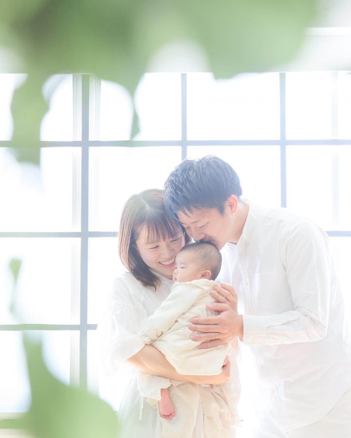 ファミリー　家族写真　赤ちゃん　パパ　ママ　フォトスタジオ　ハピスタ