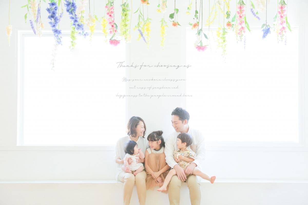 ファミリー　家族写真　カラフル　お花　フォトスタジオ　ハピスタ　