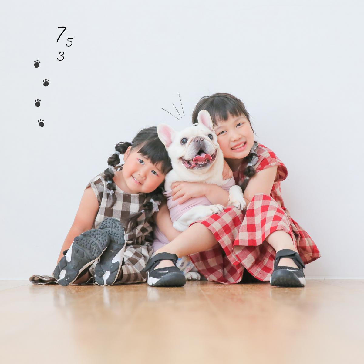 ファミリー　家族写真　カラフル　フォトスタジオ　ハピスタ　姉妹　わんちゃん