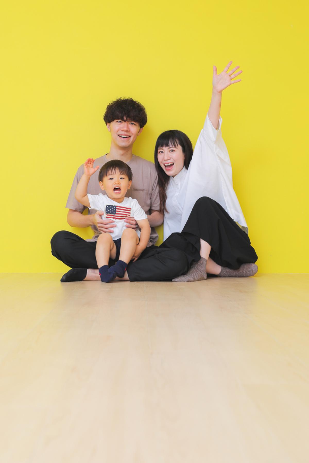 ファミリー　家族写真　カラフル　フォトスタジオ　ハピスタ
