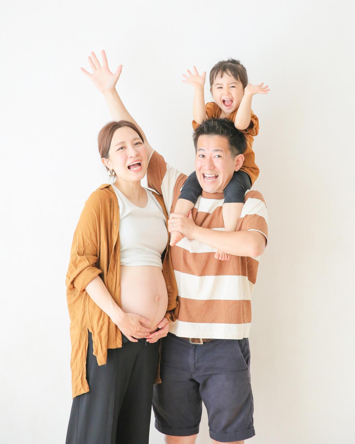 ファミリー　家族写真　カラフル　フォトスタジオ　ハピスタ　マタニティ
