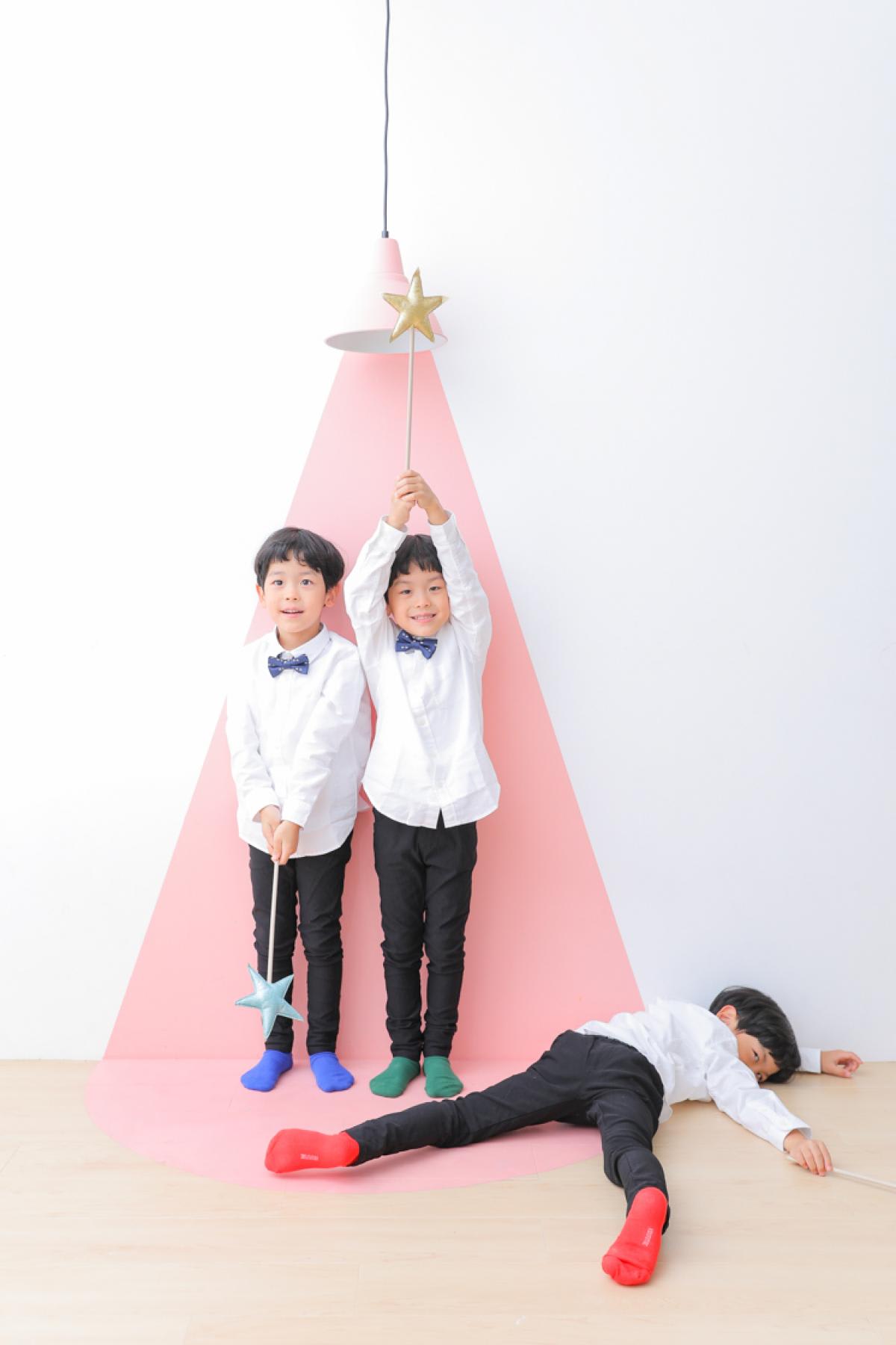 兄弟フォト　記念写真　カラフル　キッズフォトスタジオ　ハピスタ