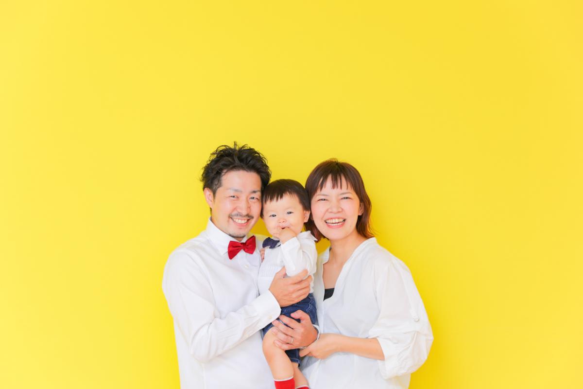 ファミリー　家族写真　カラフル　フォトスタジオ　ハピスタ
