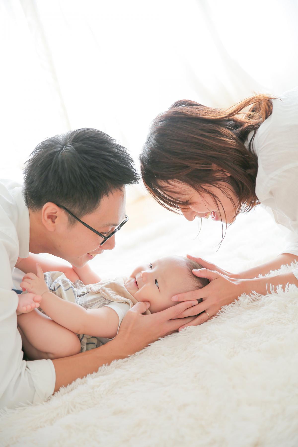 ファミリー　家族写真　ベビー　赤ちゃん　カラフル　フォトスタジオ　ハピスタ　