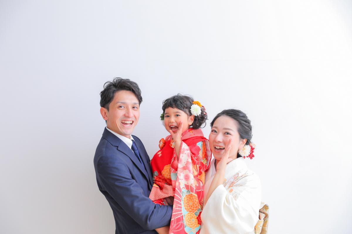 七五三　3歳女の子　ファミリー　家族写真　可愛い　カラフル　キッズフォトスタジオ　ハピスタ