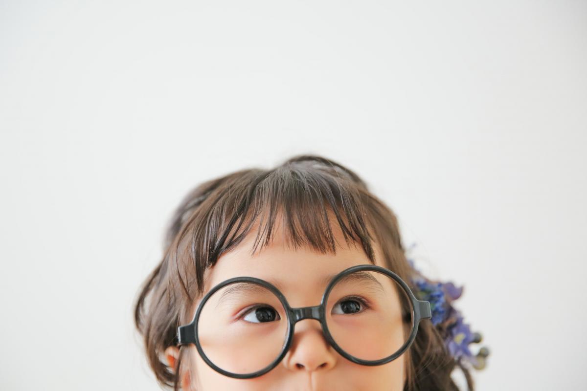 七五三　3歳女の子　メガネ　可愛い　カラフル　キッズフォトスタジオ　ハピスタ