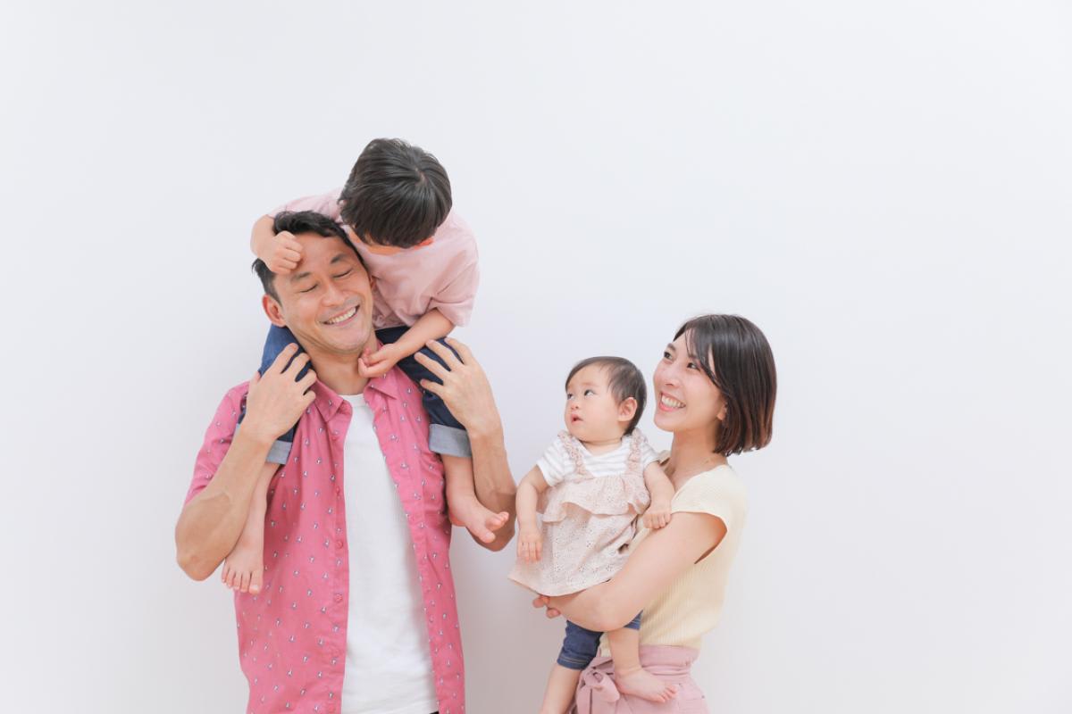 ファミリー　家族写真　カラフル　フォトスタジオ　ハピスタ