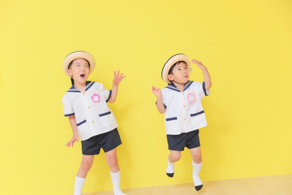 兄弟フォト　記念写真　カラフル　キッズフォトスタジオ　ハピスタ