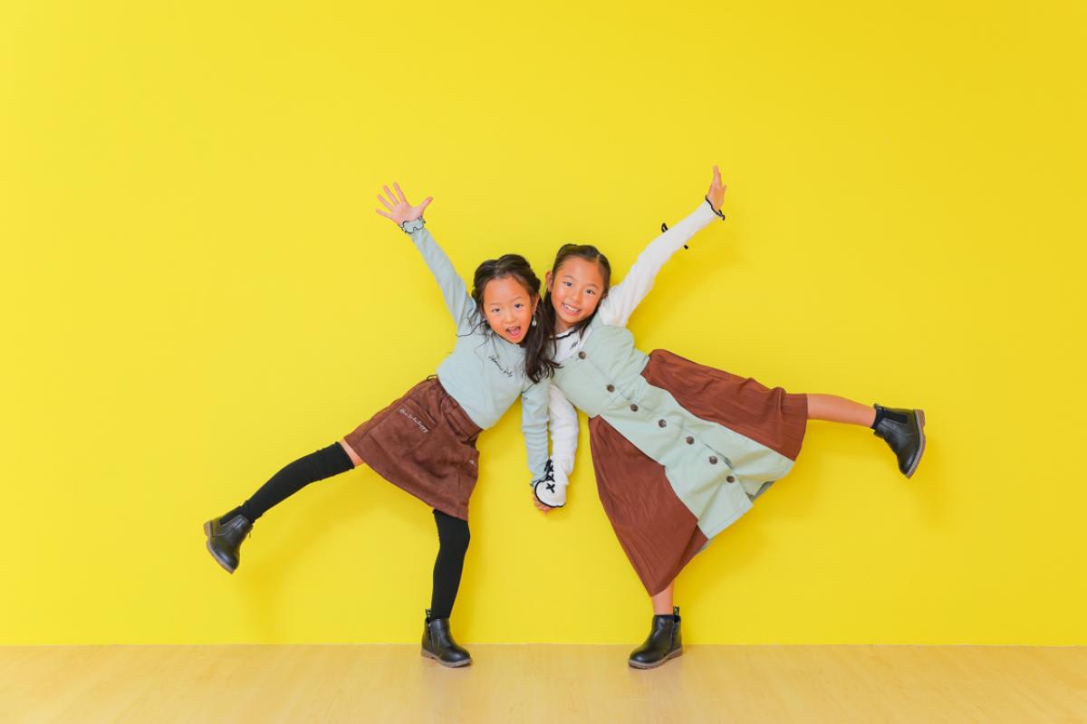 姉妹撮影　写真　カラフル　フォトスタジオ　ハピスタ