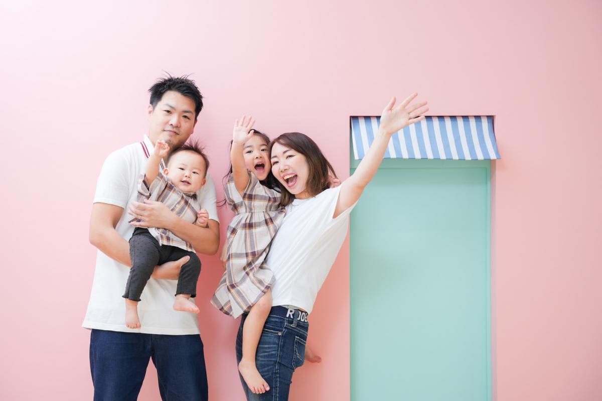 ファミリー　家族写真　カラフル　フォトスタジオ　ハピスタ