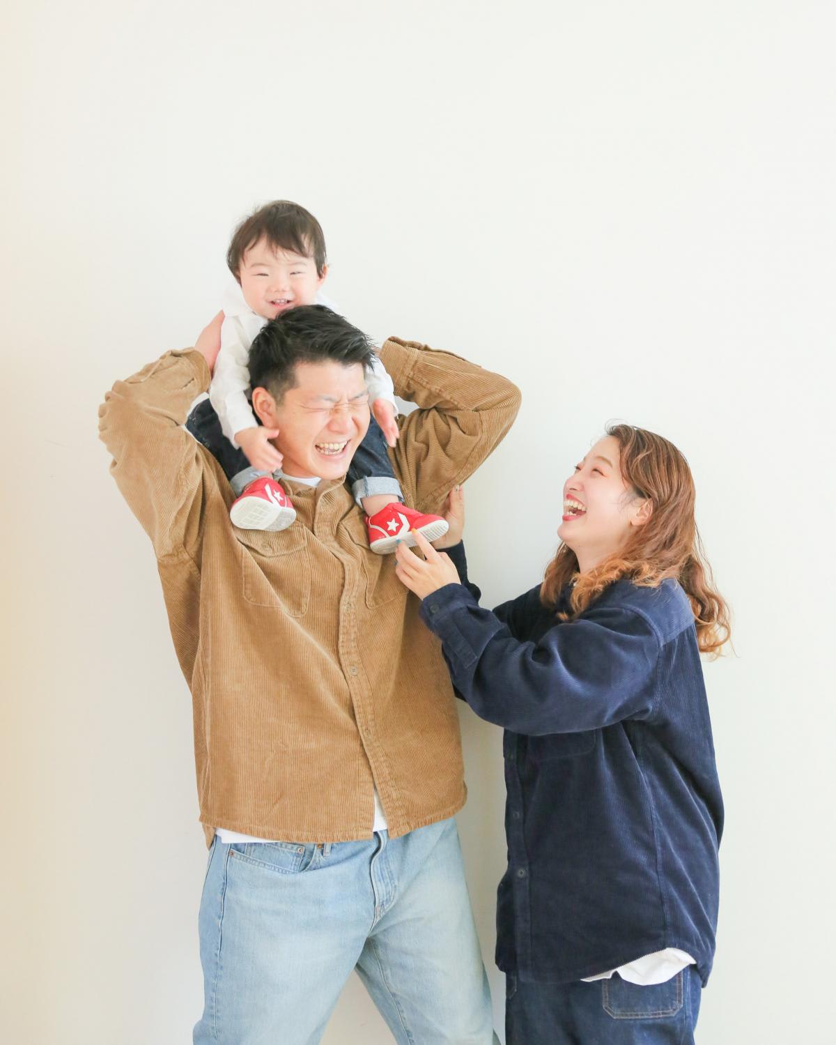 ファミリー　家族写真　カラフル　フォトスタジオ　ハピスタ