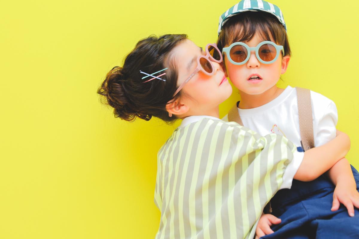 兄弟フォト　記念写真　カラフル　キッズフォトスタジオ　ハピスタ