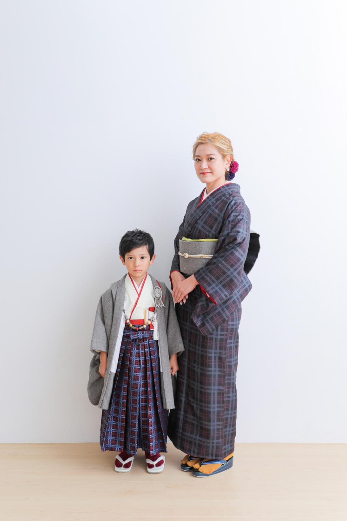 七五三　　男の子　親子写真　ママ　可愛い　カラフル　キッズフォトスタジオ　ハピスタ