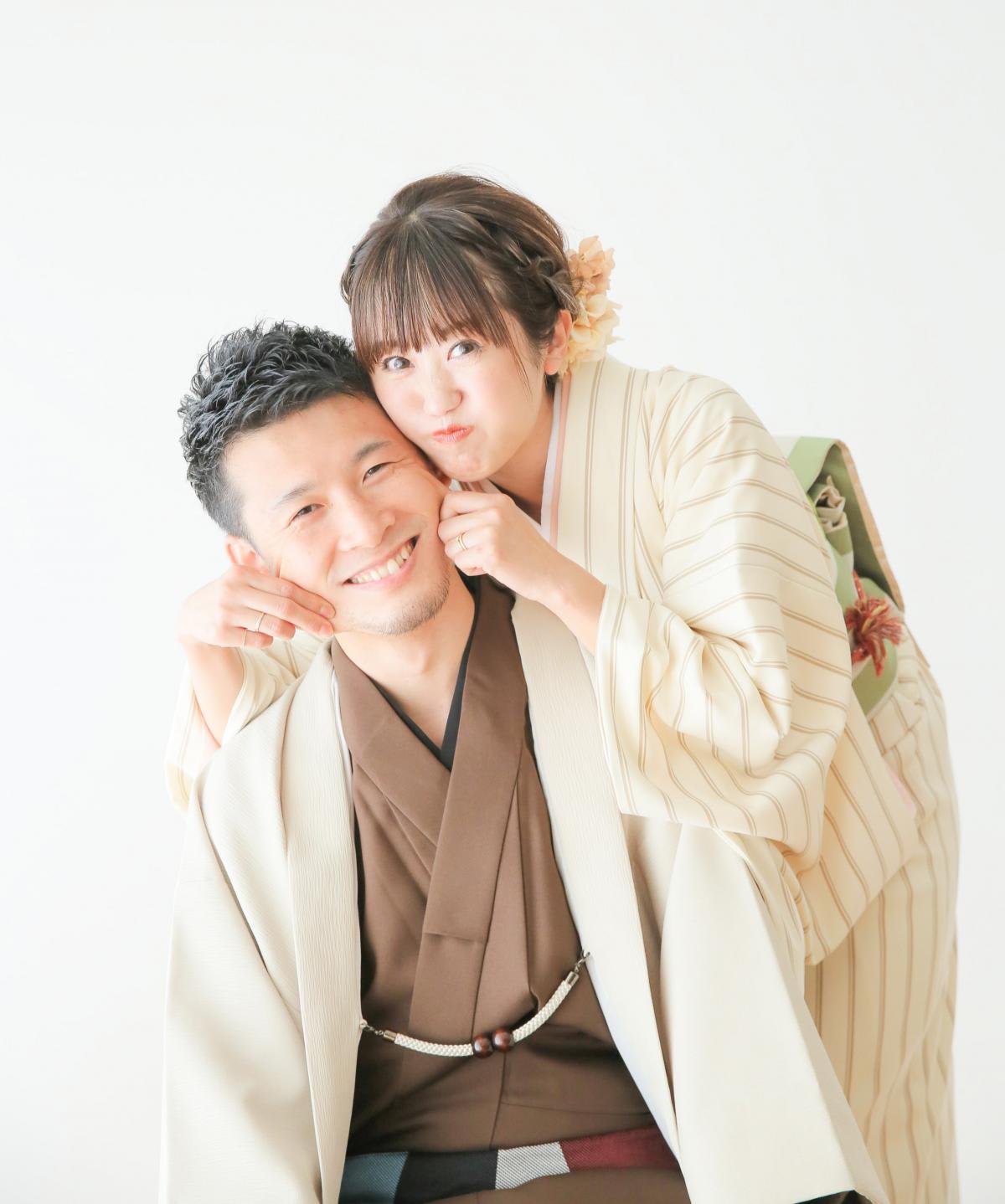 ファミリー　家族写真　夫婦　カラフル　フォトスタジオ　ハピスタ