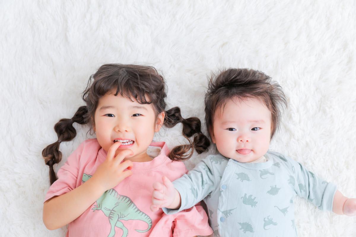 兄弟フォト　記念写真　カラフル　キッズフォトスタジオ　ハピスタ