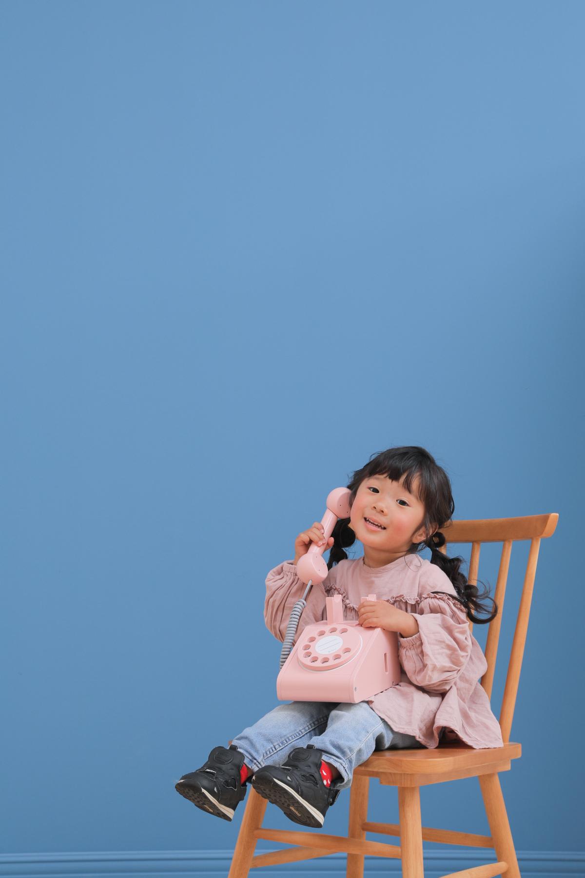 バースデー　お誕生日　女の子　いす　電話　キッズ写真　HAPISTA