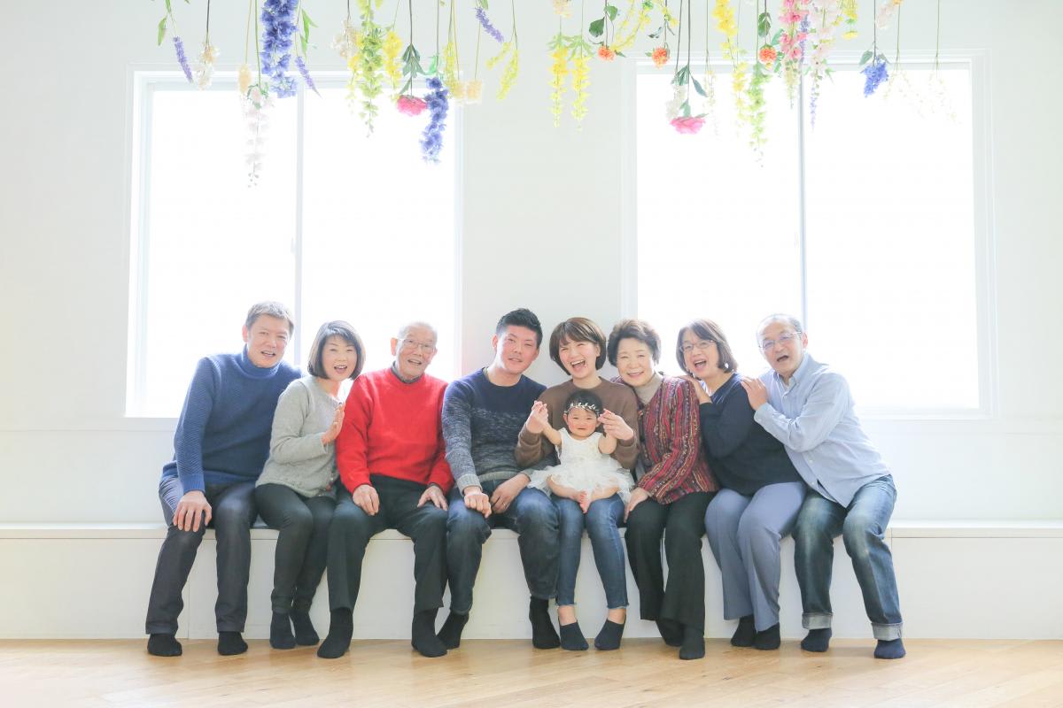 ファミリー　家族写真　カラフル　フォトスタジオ　ハピスタ