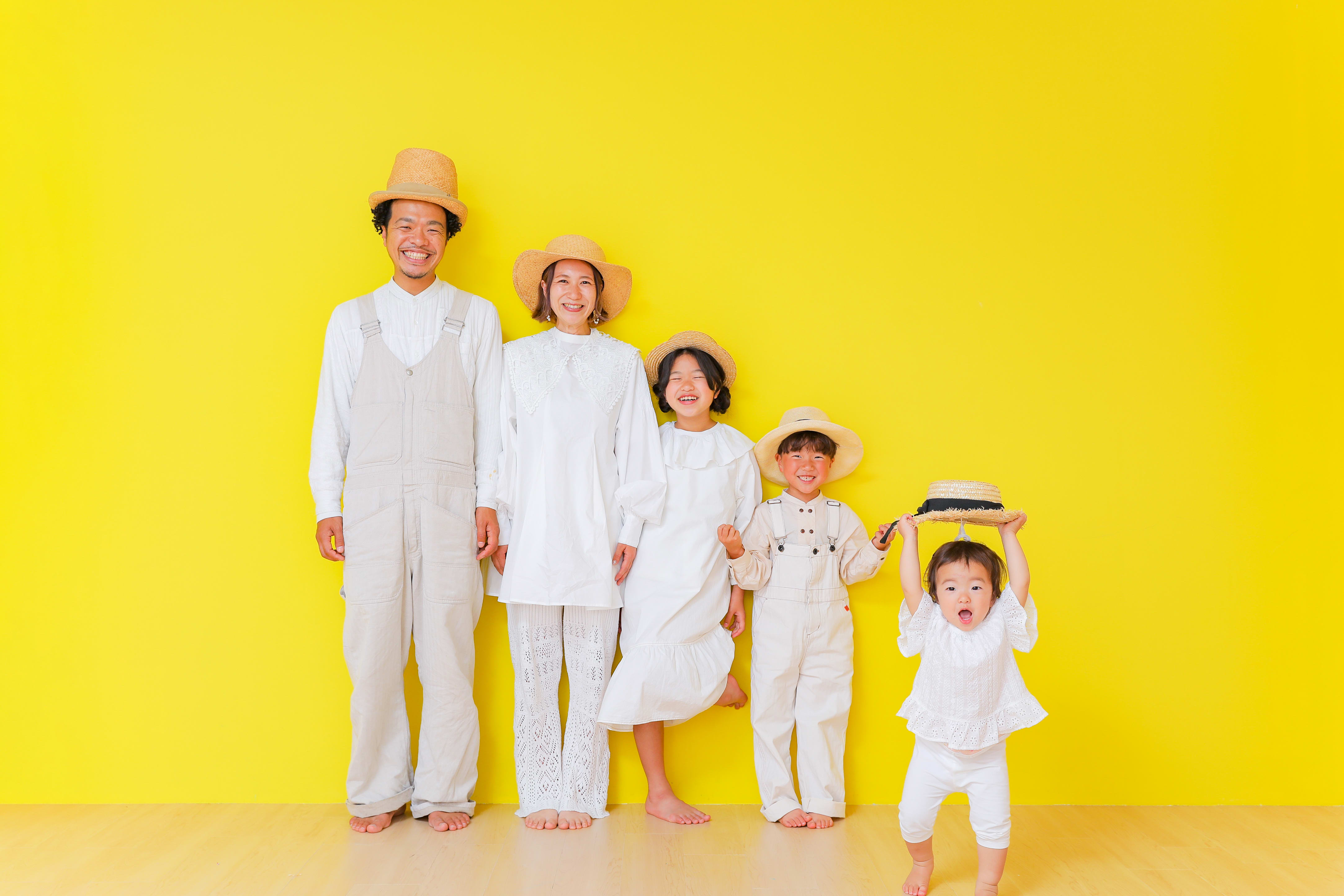 ファミリー　家族写真　カラフル　フォトスタジオ　ハピスタ