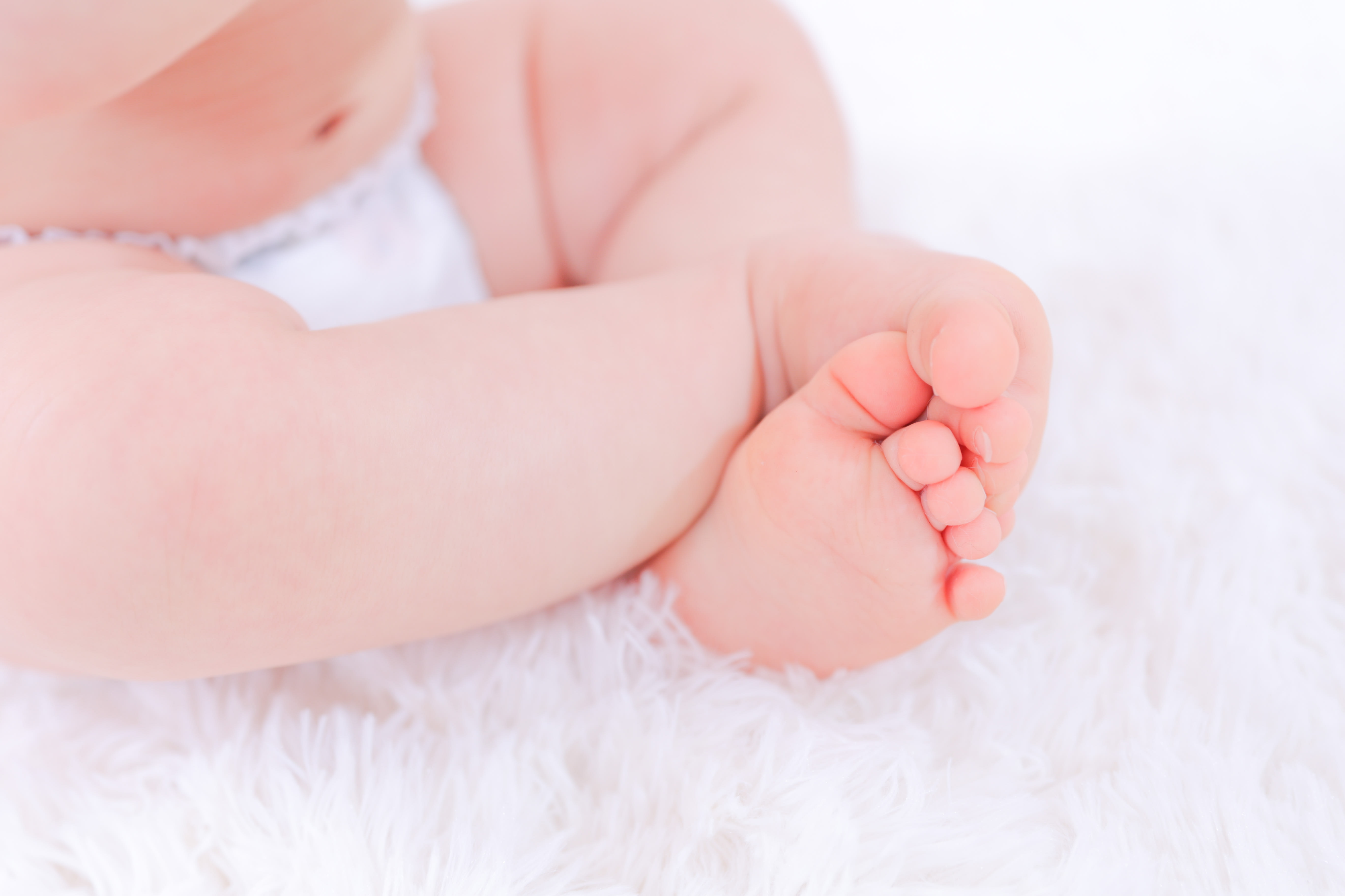 足　はだかんぼ　あかちゃん　