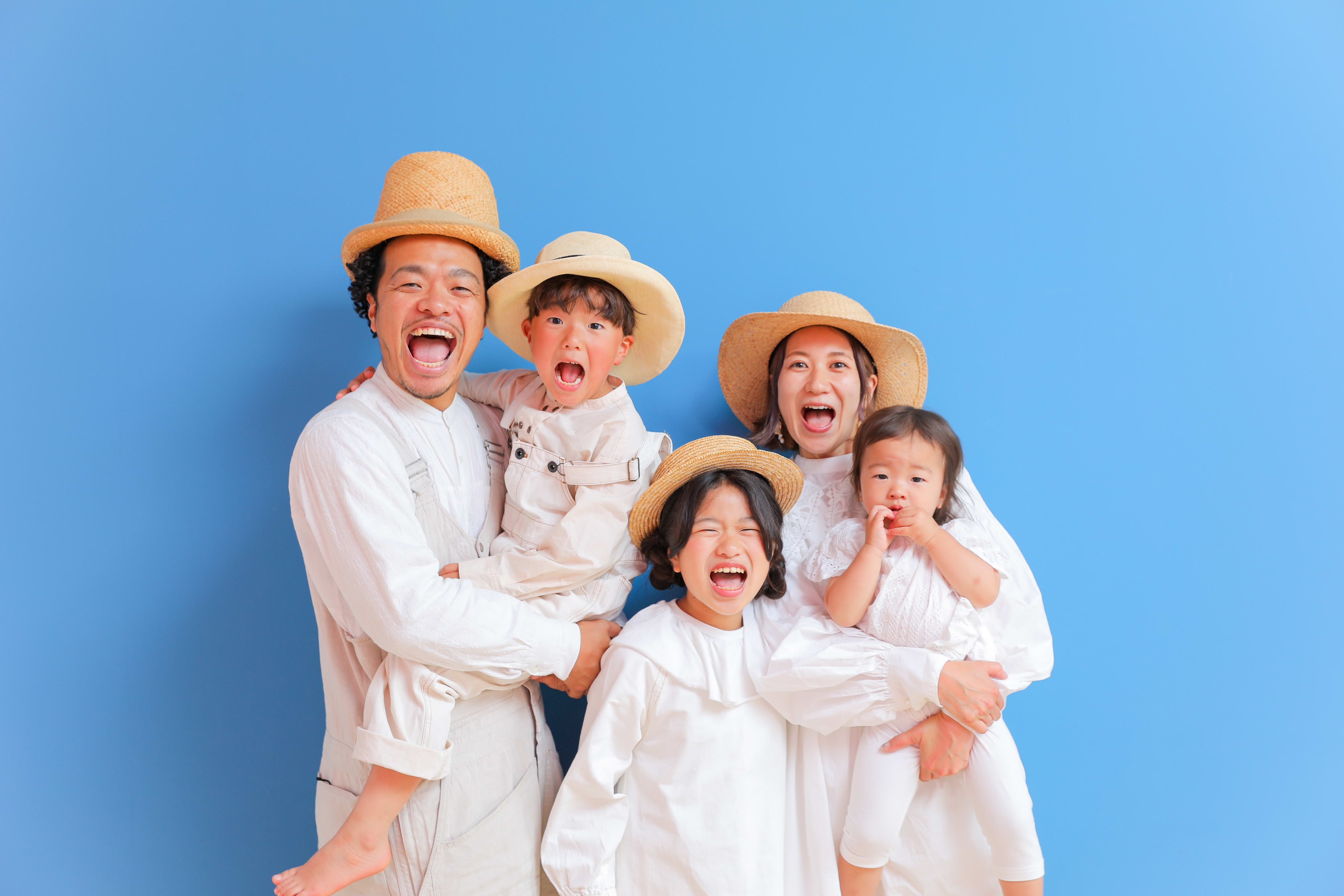 ファミリー　家族写真　カラフル　フォトスタジオ　ハピスタ