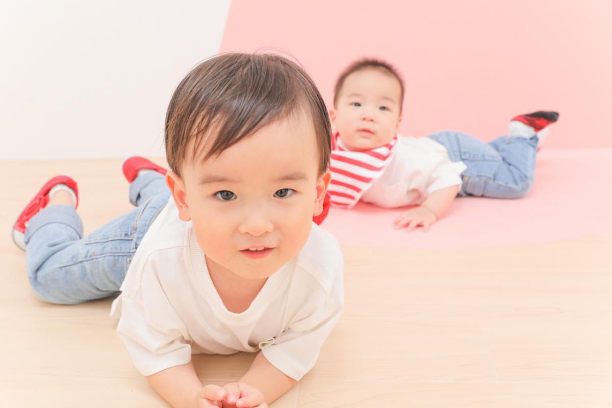 ファミリー　家族写真　男の子　カラフル　フォトスタジオ　ハピスタ