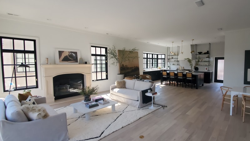 A newly designed living room in the Spokane Metro WA with an open, spacious feel, complete with contemporary furniture and neutral tones. The modern design is a testament to NIB’s ability to craft beautiful, functional spaces that deliver exceptional value while maintaining a balanced budget.