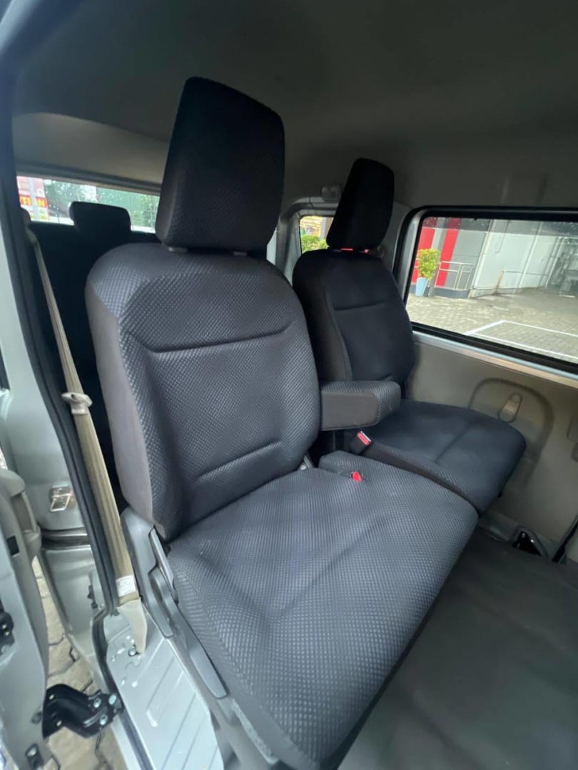 Nissan mini van 2