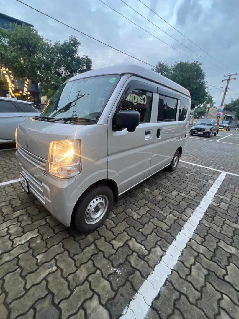 Nissan mini van 4