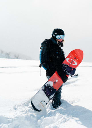 Image Snowboardeuse avec la planche dans les mains