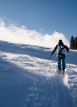 Image Skieur montant en ski de randonnée