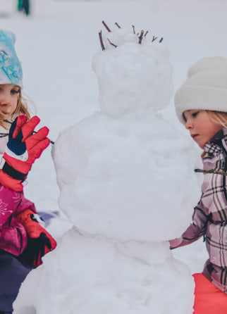 Image Enfants faisant un bonhomme de neige