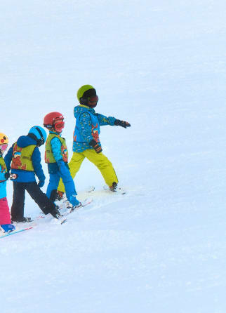 Image Des enfants en cours collectifs de ski