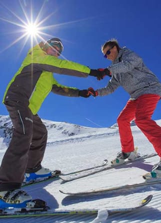 Image Un moniteur en cours privé avec un skieur