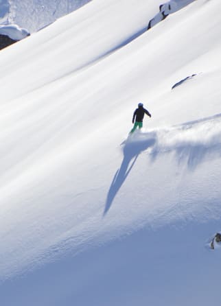 Image Snowboardeur en freeride