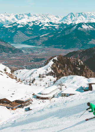 Image Un skieur descendant une piste de ski