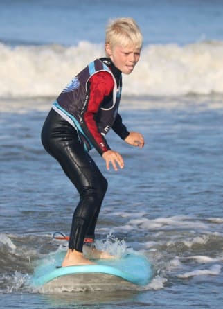 Image Enfant prenant une vague en surf