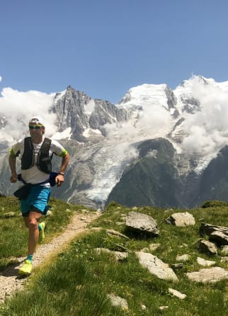 Image Un coureur en montagne faisant du trail