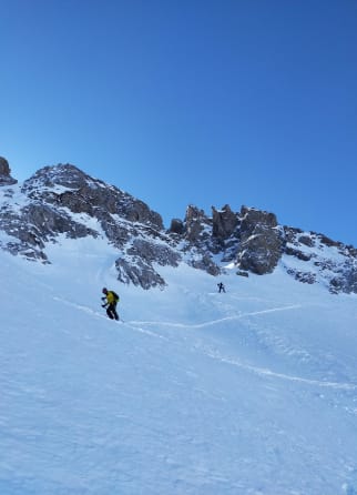 Image Personne faisant du ski de randonnée en montant