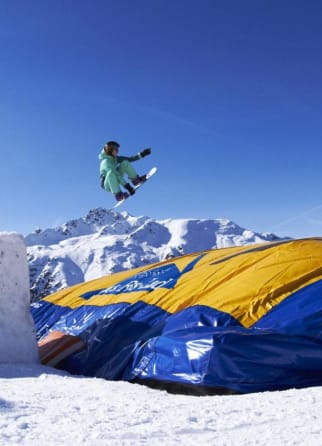 Image Personne sautant sur un big airbag en snowboard