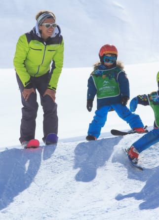 Image Monitrice de ski avec des enfants