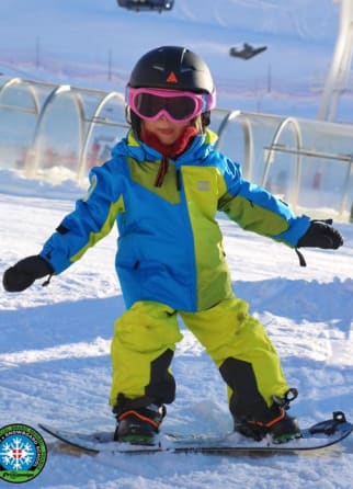 Image Un enfant faisant du snowboard