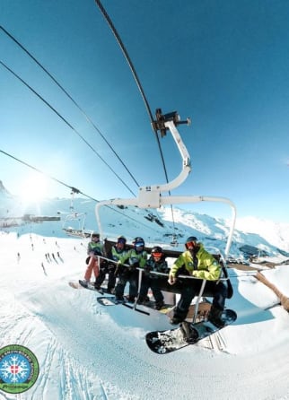 Image Groupe de personnes en snowboard sur un télésiège