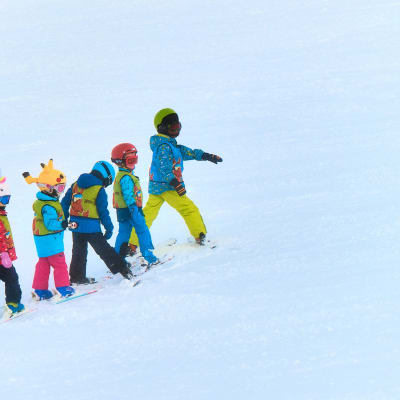 Groupe d'enfant en cours de ski