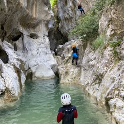 Personnes faisant du canyoning