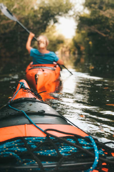 Un groupe de kayak descend une rivière sauvage