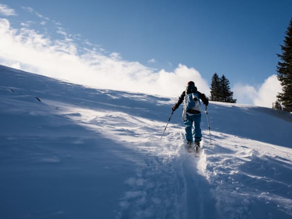 Ascension d'un col à ski de randonnée