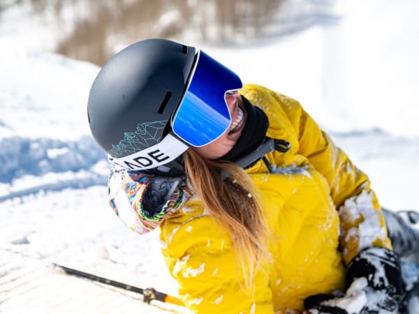 Une participante au sémianire hilare de bonheur dans la neige