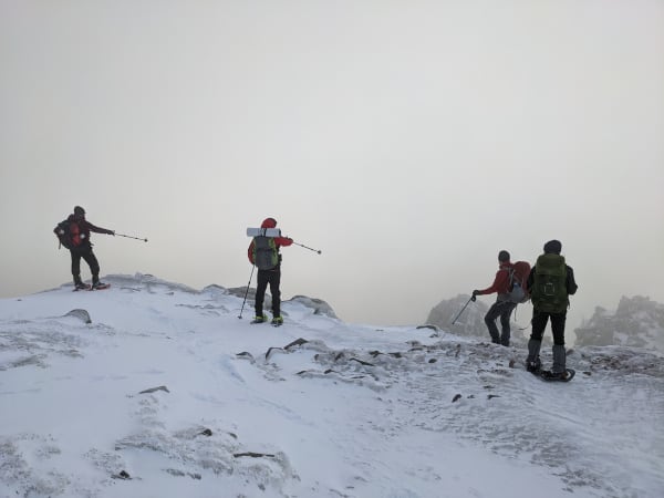 Une groupe de randonneurs en raquettes dans la neige sur la crête du Hohneck dans les Vosges