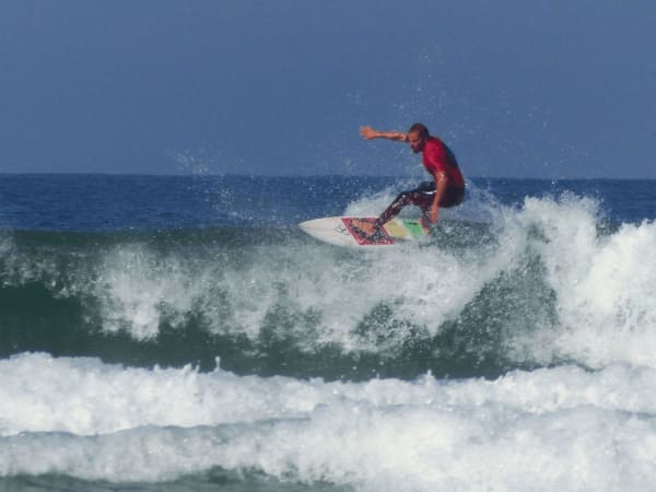 Surfeur à Seignosse faisant du surf